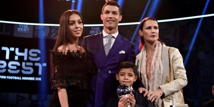 Cara Unik Cristiano Ronaldo Jemput Anaknya di Sekolah