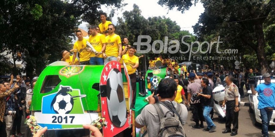 Skuat Bhayangkara dan Trofi Juara Liga 1 2017 Diarak dari Mabes Polri
