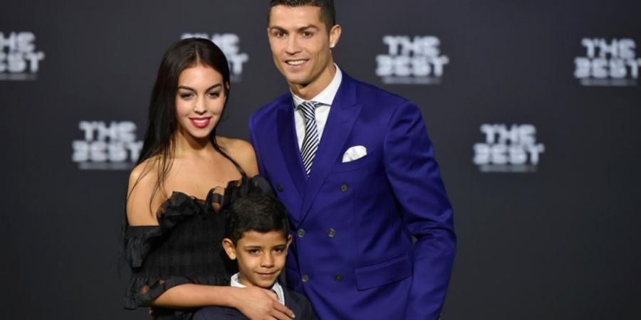 Komplet, Cristiano Ronaldo Unggah Foto dengan 3 Buah Hati dan Georgina Rodriguez