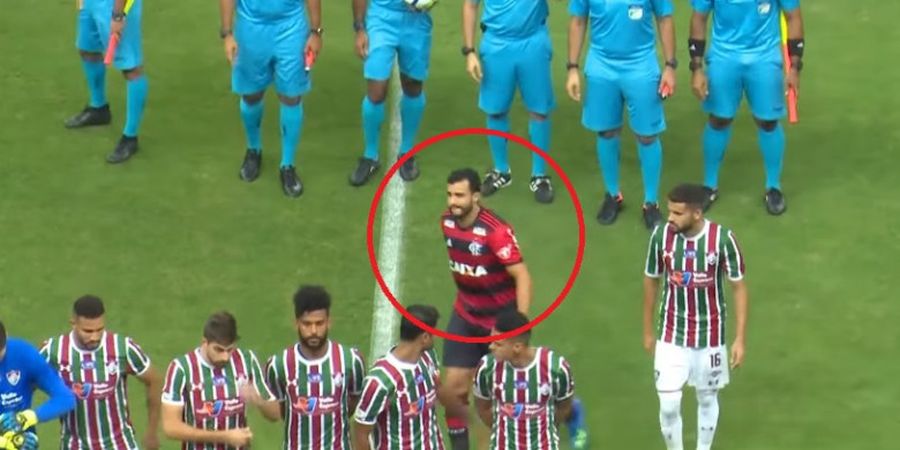 VIDEO - Jumpa Mantan Tim, Pemain Liga Brasil Hampir Membuat Malu Dirinya Sendiri