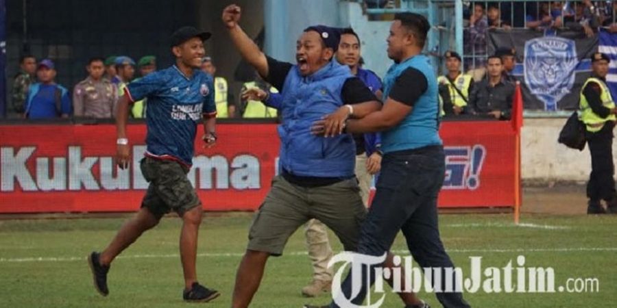 Arema FC Vs Persebaya - Suporter Masuk Lapangan, Tantang Kiper Berkelahi