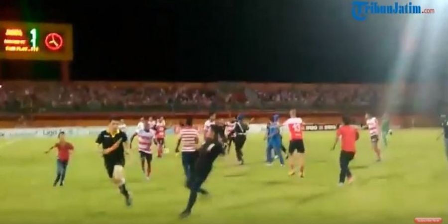 Laga Madura United Kontra Borneo FC Berakhir Ricuh, Wasit Diserang, Lihat Videonya