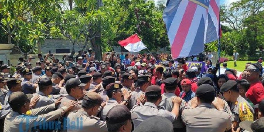 Pasca-mundurnya Edy Rahmayadi dari Ketum PSSI, Suporter di Bali Geruduk Acara Kongres 