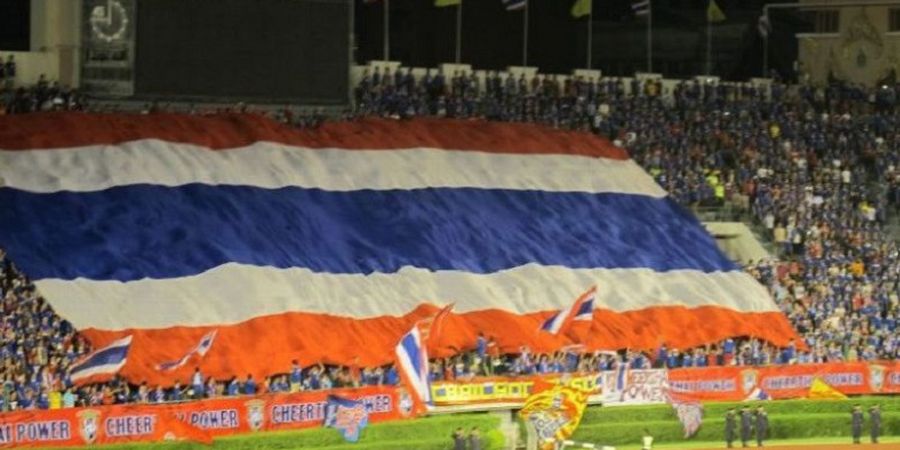 Bendera Raksasa Thailand Berkibar di Stadion Pakansari