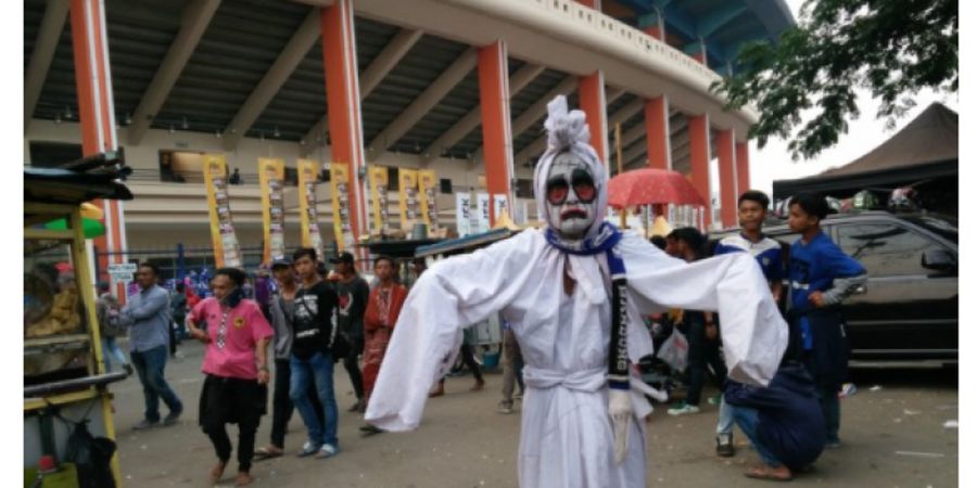 Pakai Kostum Pocong, Pria Ini Sedot Perhatian Orang Banyak di Stadion Si Jalak Harupat