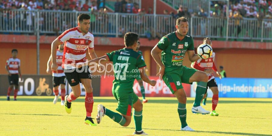 Madura United Vs PSMS Medan - Sampai Jeda, Tuan Rumah Unggul via Gol Beto