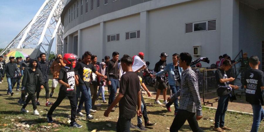 GALERI FOTO - Situasi Terkini Suporter Jelang Laga Timnas U-19 Indonesia Vs Persid Jember, Suporter Siapkan Penghormatan untuk Choirul Huda