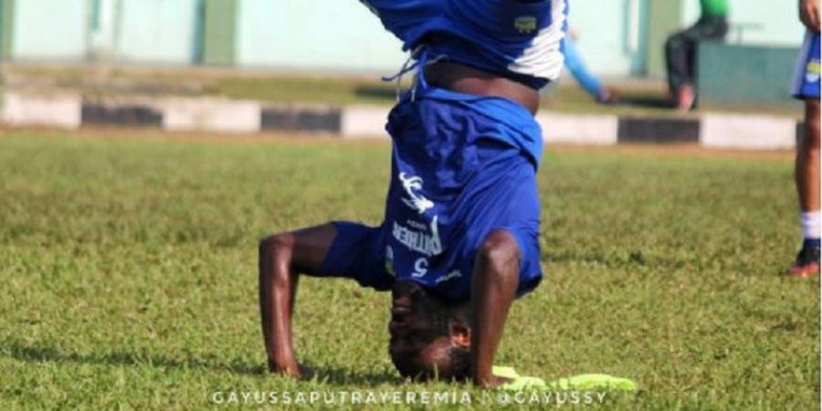 Lucu! Gaya 'Atraksi' Michael Essien Ini Dianggap Mirip Shaolin Soccer