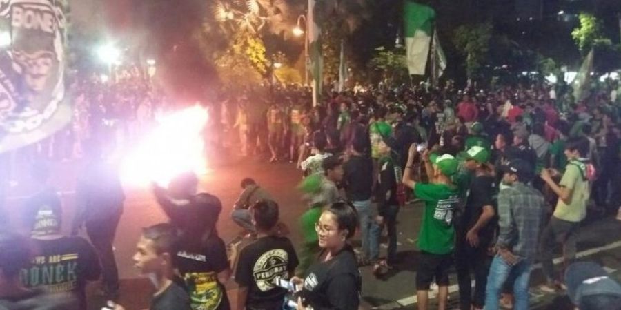 Kecewa, Ribuan Bonek Demo dengan Menutup Jalan di Surabaya