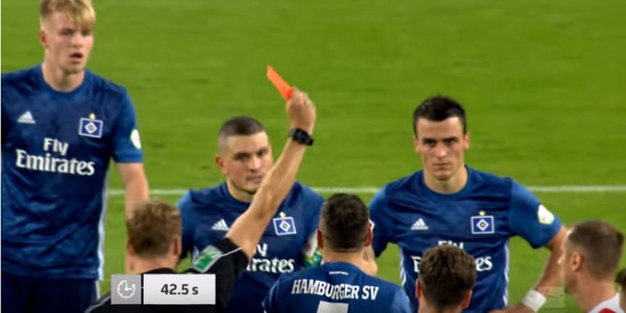 VIDEO - Wasit Keluarkan Kartu Merah Hanya 42 Detik Setelah Jalani Debut di Bundesliga