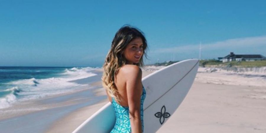 Hot Banget! Deretan Potret  Surfer Seksi asal AS Ini Dijamin Bikin Cowok-cowok Berdebar Nggak Karuan 
