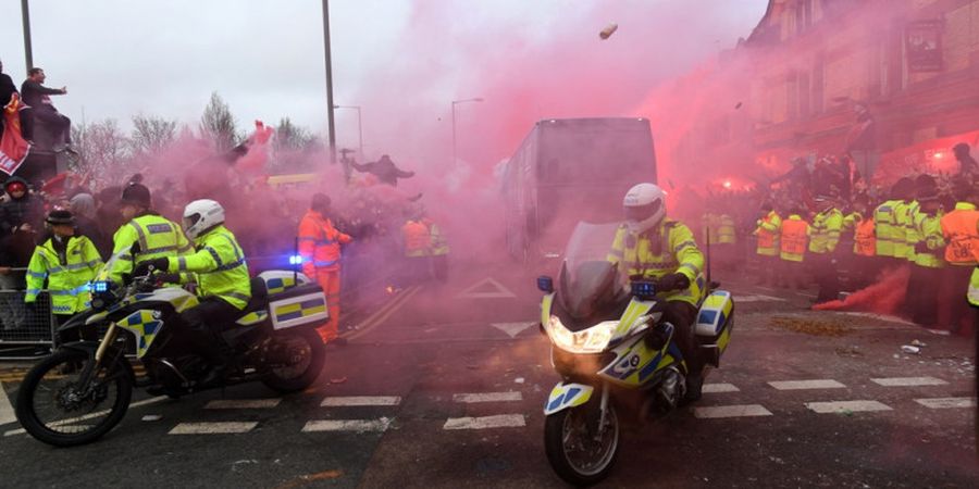 Bus Dirusak dan Dilempari Botol, Staf Manchester City Balas Fans Liverpool dengan Aksi Mulia Ini