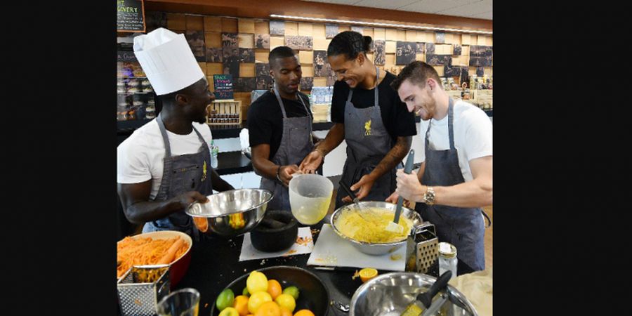 Kalah Saat Sesi Latihan, Beberapa Pemain Bintang Liverpool Menjelma Sebagai Koki