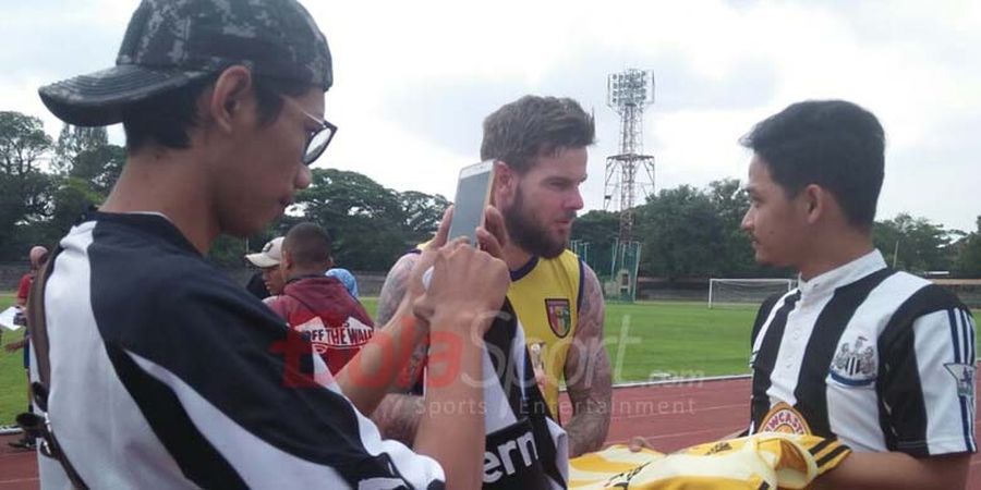 Danny Guthrie Diserbu Fans Newcastle di  Stadion Sriwedari