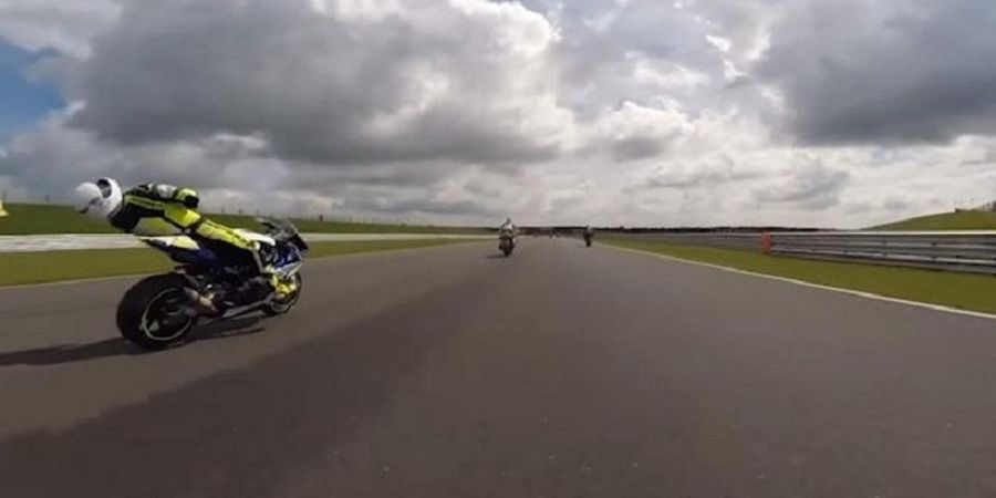 Ngeri! Ini Video Saat Pebalap Pingsan Ketika Motornya Melaju Dengan Kecepatan 225 Km/Jam