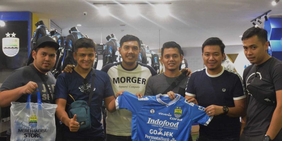 Pengunjung Persib Merchandise Store asal Malaysia, Bawa Pesan Damai untuk Suporter Indonesia 