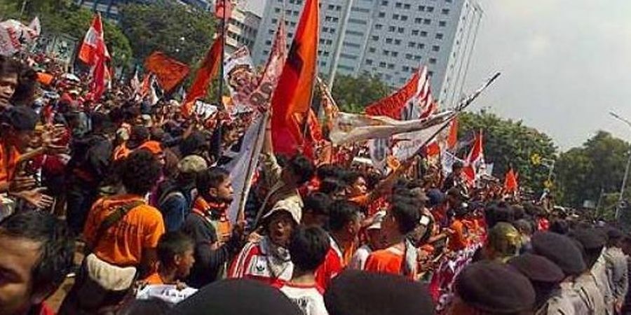 Jakmania Jual Barang Demi Berangkat ke Malang