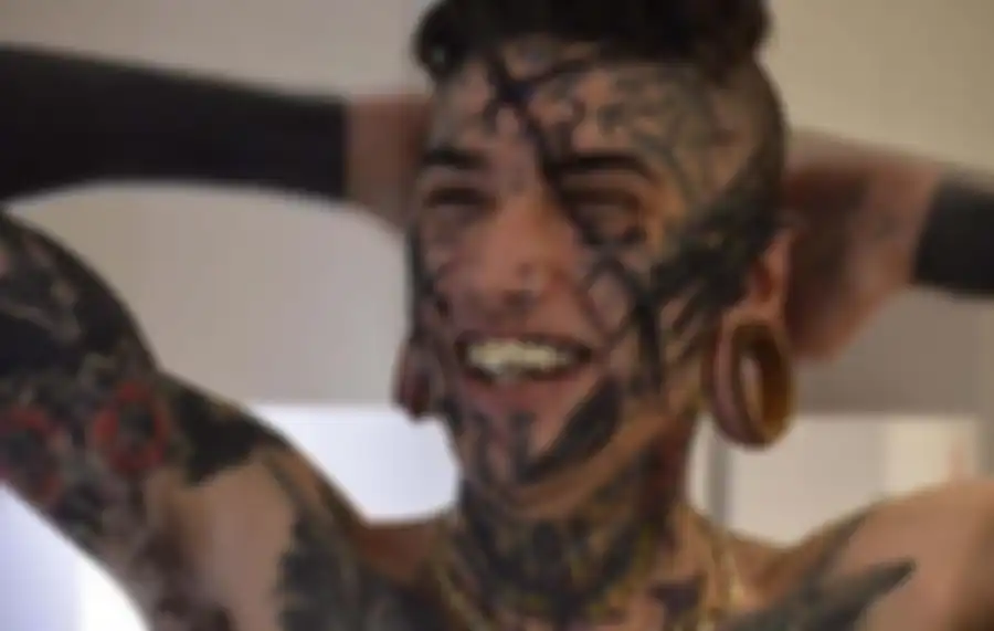 Ethan memiliki banyak tato pada tubuh dan wajahnya