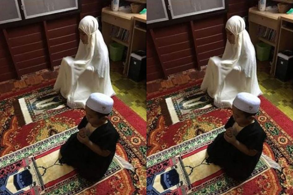 Belum Fasih Bicara Bocah Laki Laki Imami Sholat Sang Ibu Untuk Gantikan Ayahnya Telah Meninggal Belum Fasih Bicara Bocah Laki Laki Imami Sholat Sang Ibu Untuk Gantikan Ayahnya Telah Meninggal