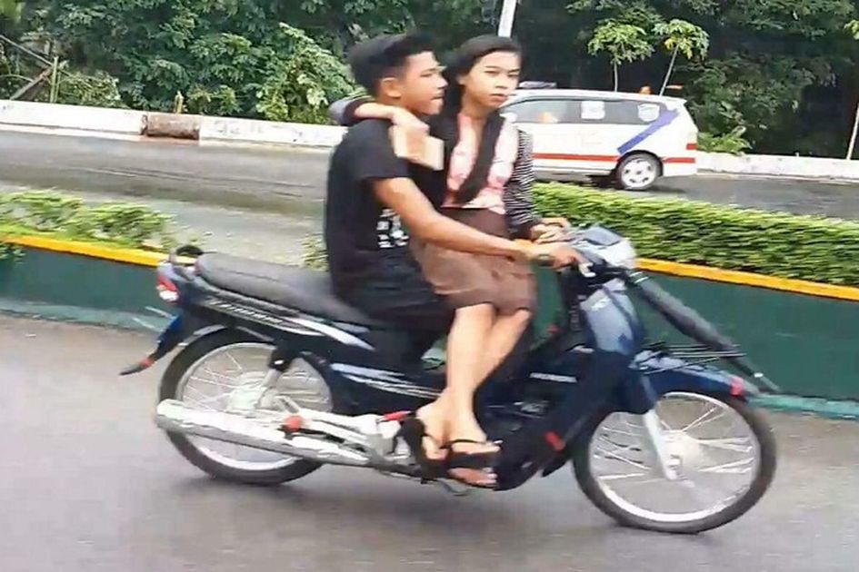 Dua Sejoli Berboncengan Mesra Netizen Emang Lagi Manja Lagi Pengen Dimanja