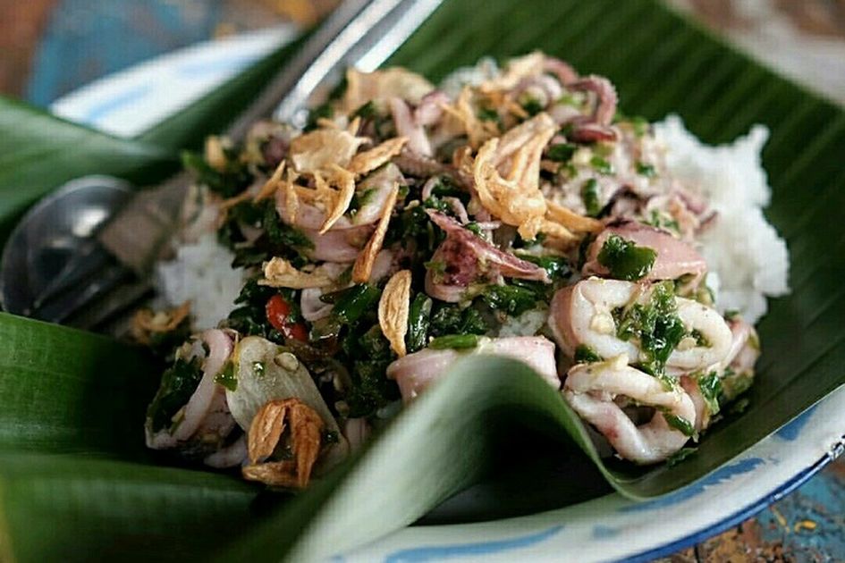 Makan Cumi Cabai Hijau Dengan Alas Daun Pisang Bikin Ketagihan Makan Cumi Cabai Hijau Dengan Alas Daun Pisang Bikin Ketagihan