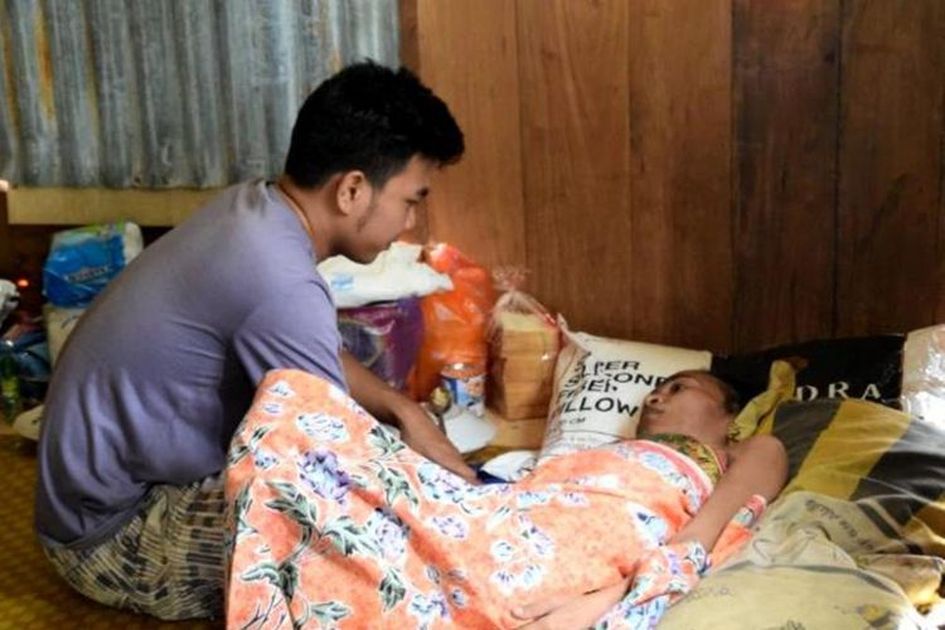Terbaring Sakit di Bawah Tumpukan Seng, Kisah Miris Nenek Fatia Jadi Viral di Media Sosial