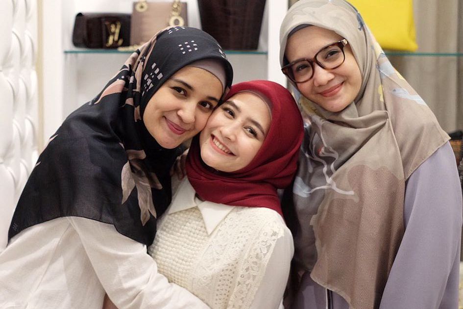 Belum Berhijrah Prilly Latuconsina Dipakaikan Hijab Oleh Zaskia Sungkar Dan Shireen Sungkar