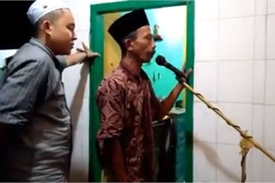 Viral Video Seorang Bapak Yang Membangunkan Sahur Dengan Cara Tak Biasa