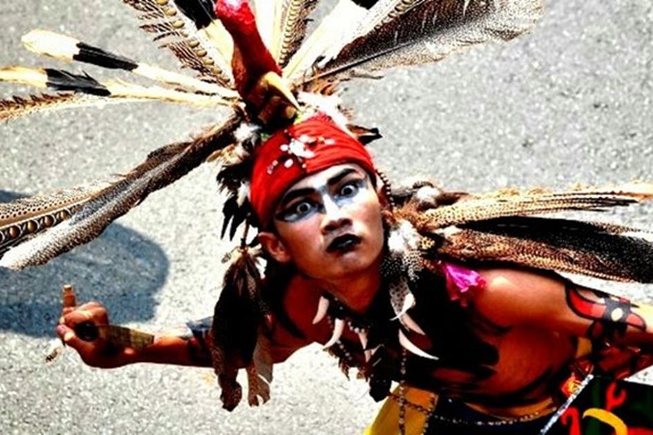 Medan Perang Sampit Yang Ceritakan Kisah Mengerikan Suku Dayak Dan Suku Madura Diceritakan Kembali Ini Dia Sosok Panglima Burung Yang Bisa Bantai Lawan Dengan Golok Yang Terbang