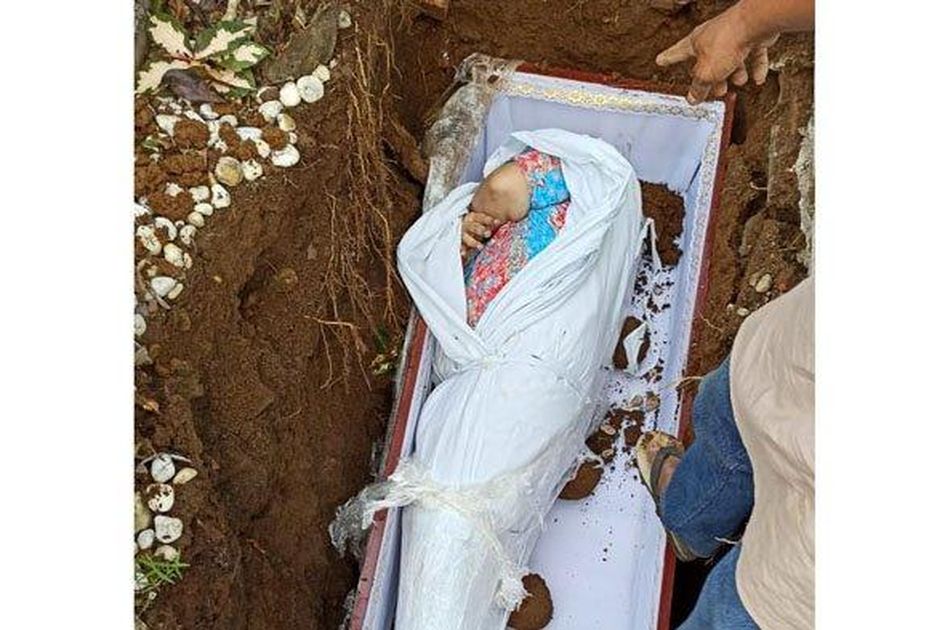 Jenazah Dimakamkan Masih Pakai Daster Berbalut Kafan Begini Menurut Fatwa Mui Jenazah Dimakamkan Masih Pakai Daster Berbalut Kafan Begini Menurut Fatwa Mui