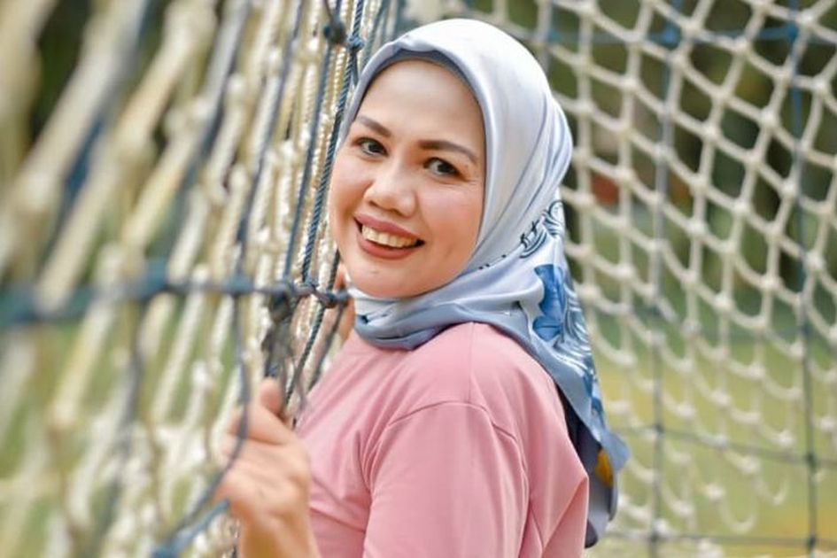 Girang Tak Karuan Gelendotan Manja Bareng Berondong Ganteng Lagi Elly Sugigi Malah Disentil Netizen Gegara Dianggap