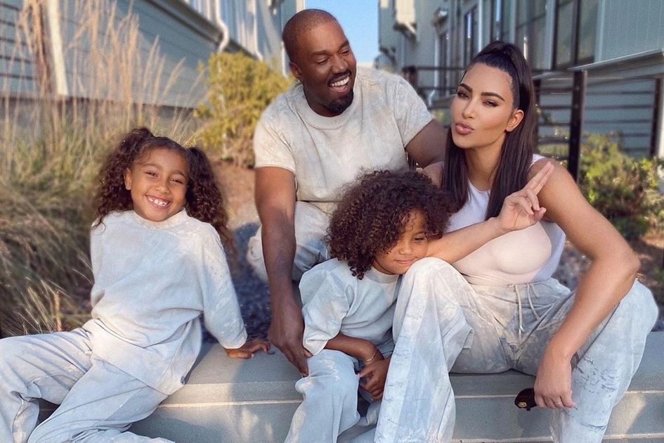 Hidupkan Kembali Ayah Kim Kardashian Dalam Bentuk Hologram Sebagai Kado Ulang Tahun Kanye West Bikin Sang Istri Dan Keluarganya Banjir Air Mata Hidupkan Kembali Ayah Kim Kardashian Dalam Bentuk Hologram Sebagai Kado Ulang Tahun Kanye West Bikin Sang Istri Dan Keluarganya Banjir Air Mata