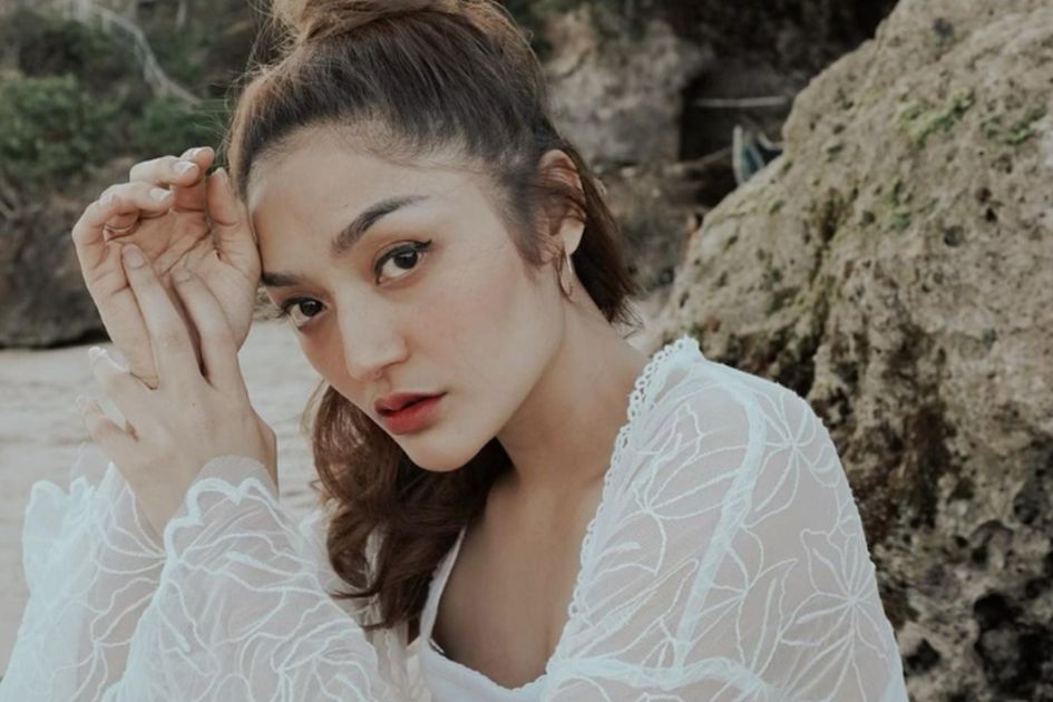 Pakai Seragam Putih Abu-abu Bak Gadis SMA, Penampilan Seksi Siti Badriah  Saat Bagian Dadanya Terekspos Disebut Mirip dengan Sosok Ini oleh Netizen