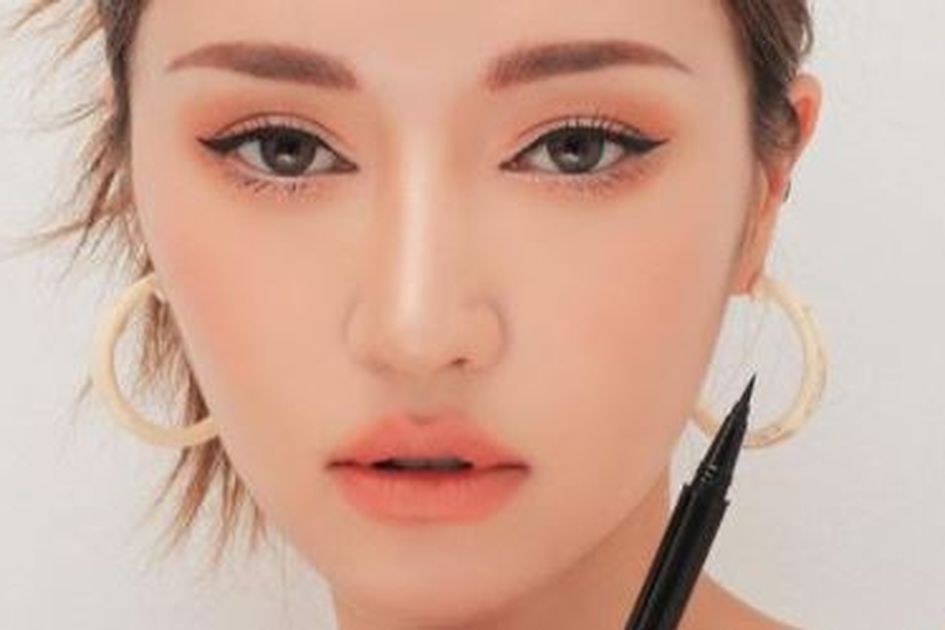 Intip 6 Gaya Eyeliner Yang Bisa Kamu Coba Dijamin Bentuk Mata Jadi Lebih Tegas Intip 6 Gaya Eyeliner Yang Bisa Kamu Coba Dijamin Bentuk Mata Jadi Lebih Tegas