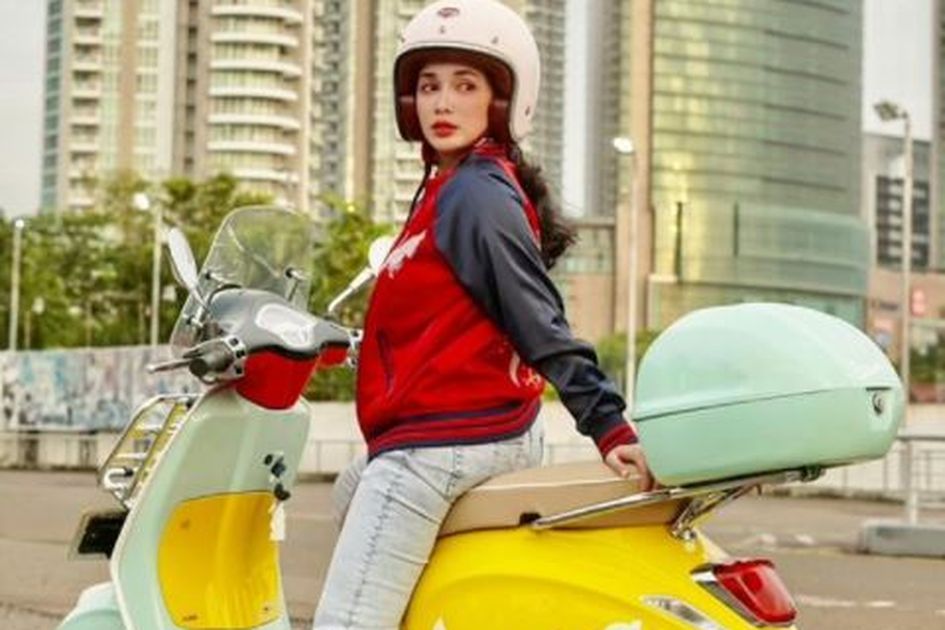 Unggah Foto Sedang Mengendarai Vespa, Ussy Sulistiawaty Ceritakan Alasannya  Kini Gemar Naik Motor