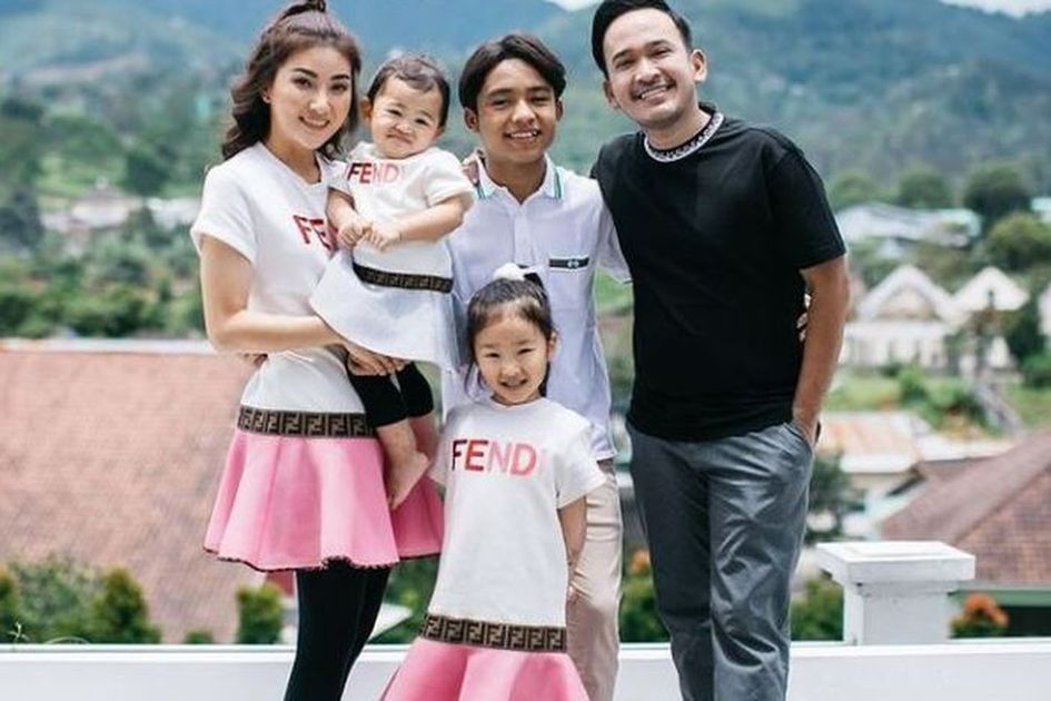 foto-cover-potret-keluarga-sarw-20210529061803 foto-cover-potret-keluarga-sarw-20210529061803