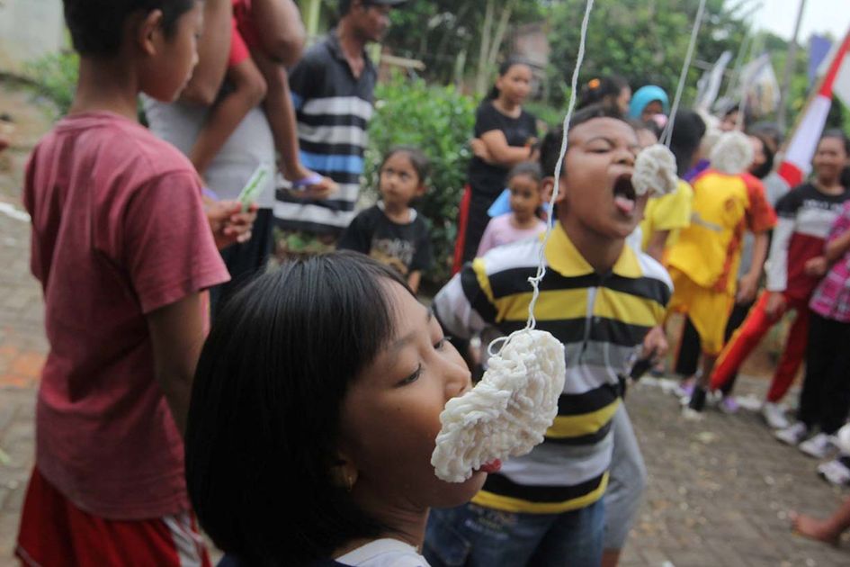 Tradisi Lomba Makan Kerupuk di Tahun 1950-an