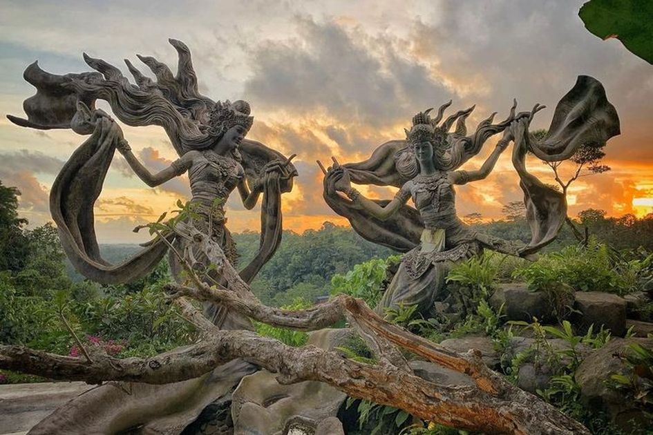 Pemandangan indah sawah terasering di Wisata Ubud, Bali, yang menampilkan keindahan alam dan suasana tenang yang memikat