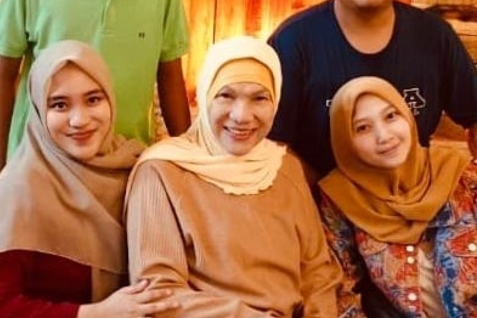 Dorce Gamalama dan anak-anak angkatnya