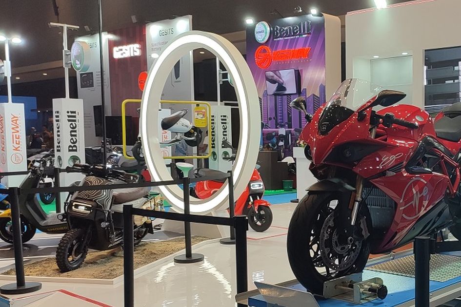 Konsumen membeli mobil listrik di pusat pameran otomotif