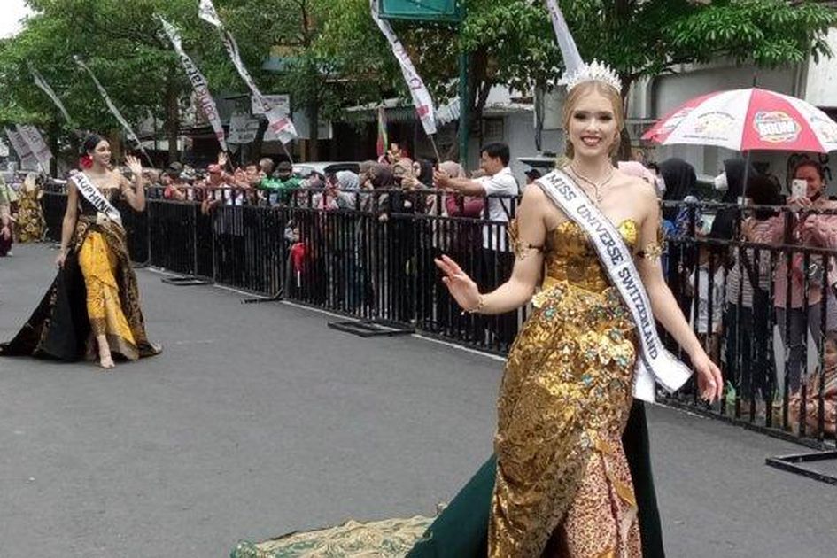 Ikut Galang Donasi Buat Korban Gempa Cianjur, Miss Universe Swiss 2022 Alia  Guindi Lelang Batik Tulungagung, Langsung Laku Dijual Segini