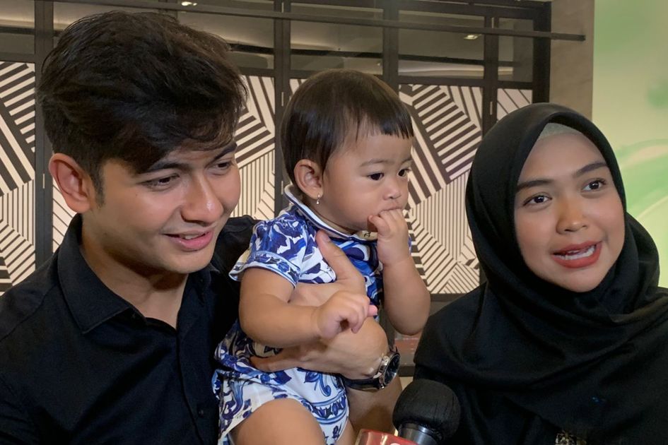 Ria Ricis dan Teuku Ryan saat bersama anak