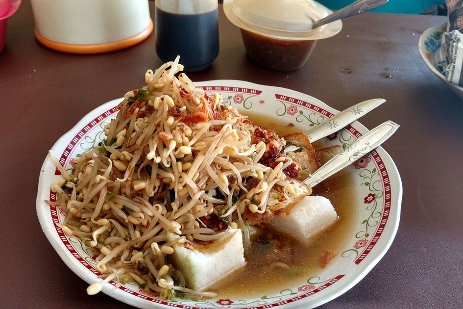 Of course. Here is a 1,200-word article on the iconic Surabayan dish, Lontong Balap.