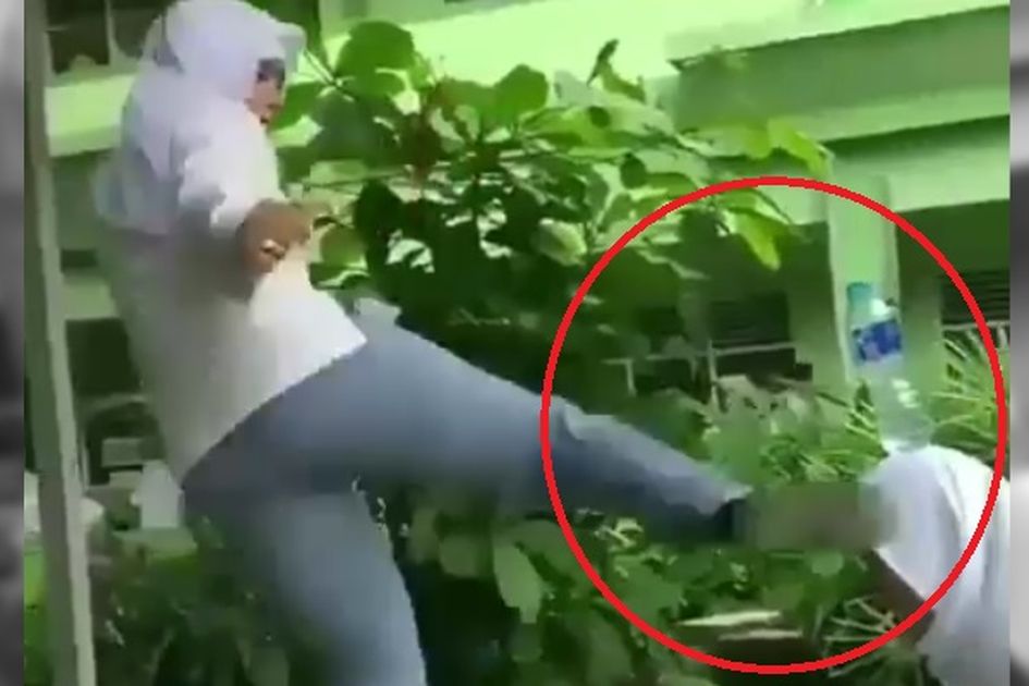 Niatnya Tendang Botol Di Atas Kepala Terbang Sih Botolnya Tapi Temannya Jadi Seperti Ini