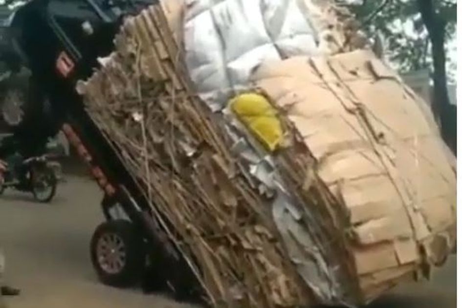 Terlalu Banyak Bawa Muatan Sebuah Mobil Pengangkut Kardus Ini Berdiri
