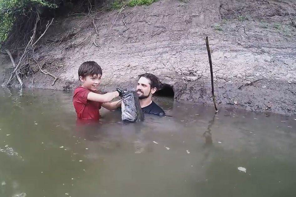 Bocah Berani Banget Pakai Tangan Kosong Menangkap Ikan Lele Segede Badannya Sendiri Lihat Videonya
