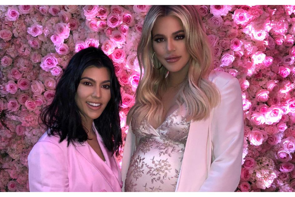 Yuk Kepoin Harga Blazer Dress dan Sepatu Heels yang Dipakai Kourtney Kardashian Saat Hadiri Baby Shower Khloe Kardashian
