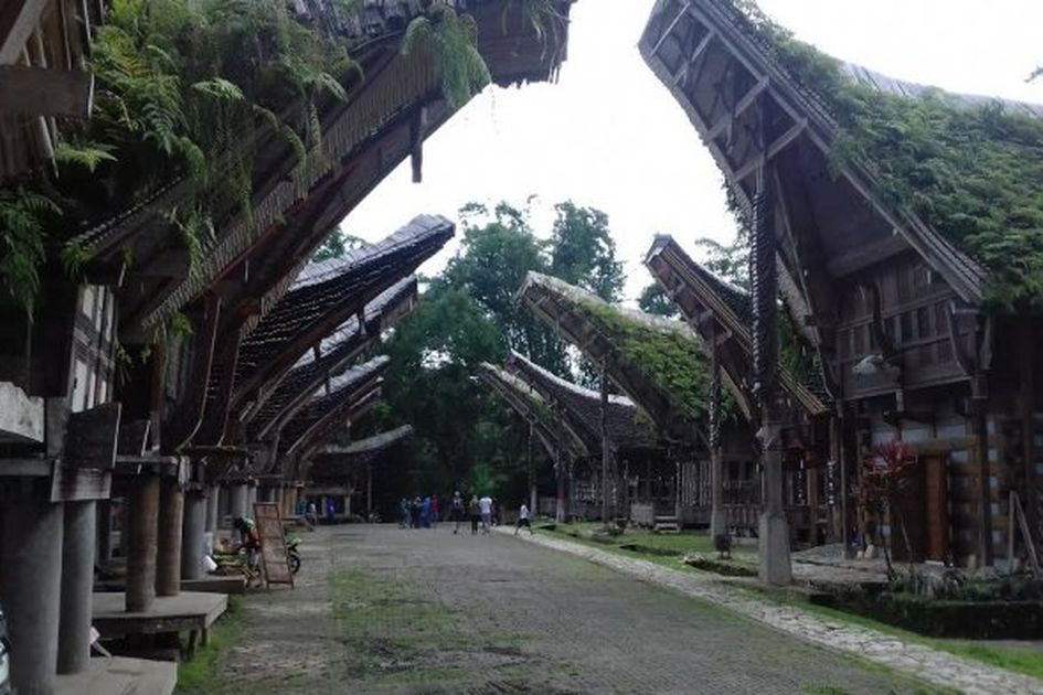 Nasib Akhir Dan Hukum Adat Pelancong Tana Toraja, Berpose Melecehkan Tempat Bersejarah