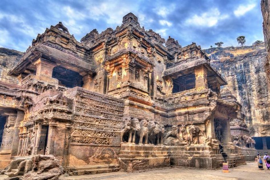 Mengintip Keindahan Kuil Kailasa yang Terbuat dari Pahatan Bukit Batu di  India