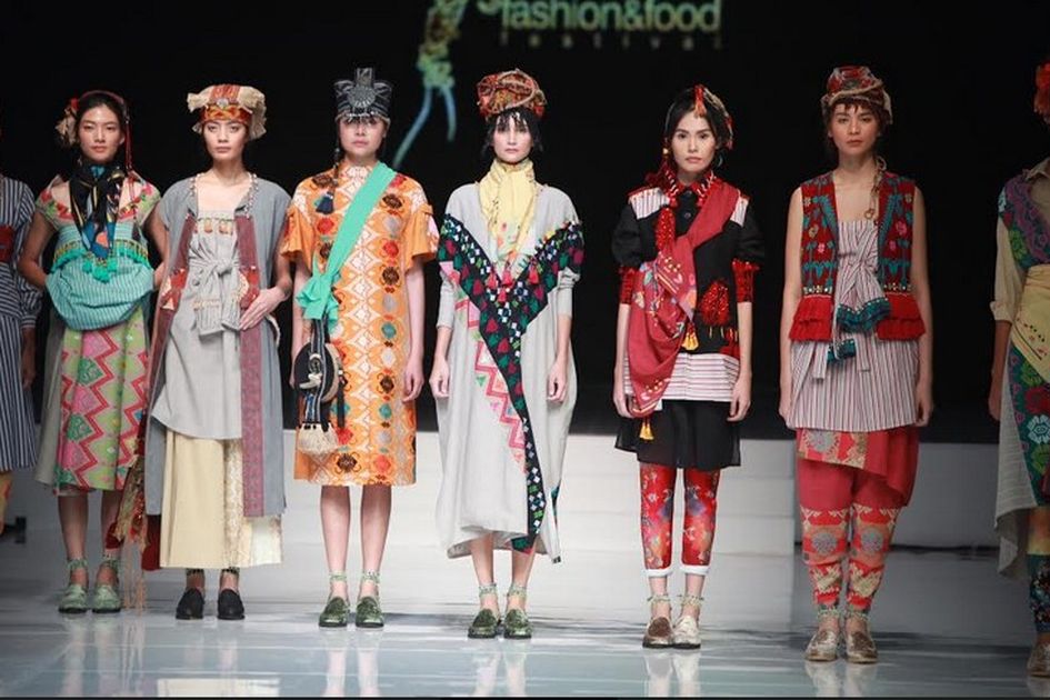 Pesona Busana Tenun Gaya Kontemporer Dari Cita Tenun Indonesia Dan 6 Desainer Tanah Air Di Jakarta Fashion And Food Festival 2017